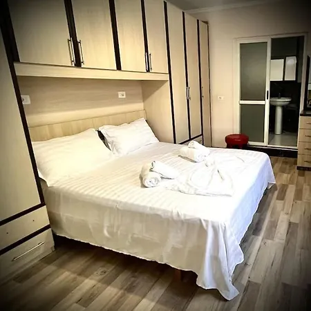 Family With Garden Parking Included 3 Min From Main Square Apartamento *