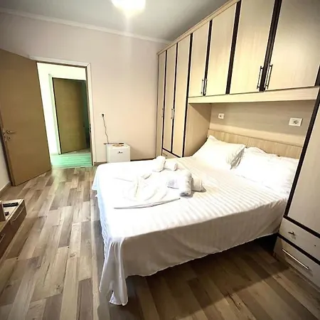 Family With Garden Parking Included 3 Min From Main Square 公寓 *