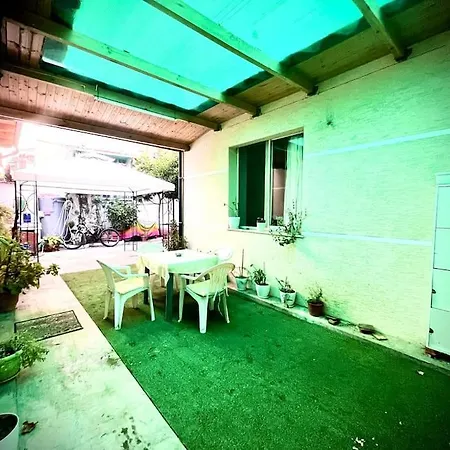 Family With Garden Parking Included 3 Min From Main Square 公寓 地拉那